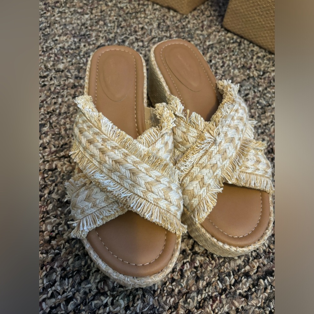 Universal Thread Beige Woven Sandals
